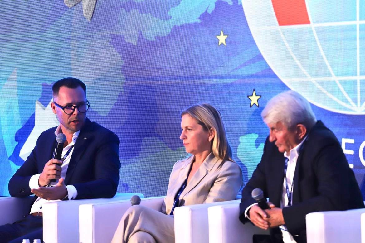 Na zdjęciu przedstawiciele WP Holding, TVN Warner Bros. Discovery oraz ZPR Media