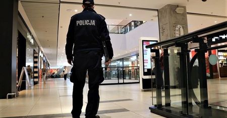 Wrocław. Koronawirus nie daje za wygraną. Policja sprawdza maseczki w sklepach
