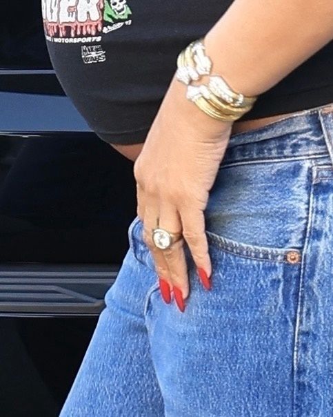 Rihanna kompletuje wyprawkę dla dziecka