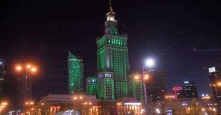 Warszawa. PKiN podświetlony na zielono w rocznicę podpisania Porozumienia Paryskiego