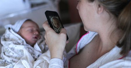 Czym jest sharenting? Kiedy zdjęcie naszego dziecka na Facebooku może trafić w niepowołane ręce