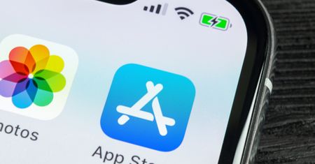 Irracjonalna aplikacja podbija App Store. Jak widać, wystarcza znane nazwisko