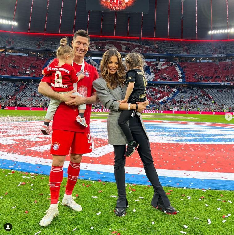 Anna i Robert Lewandowscy z córkami
