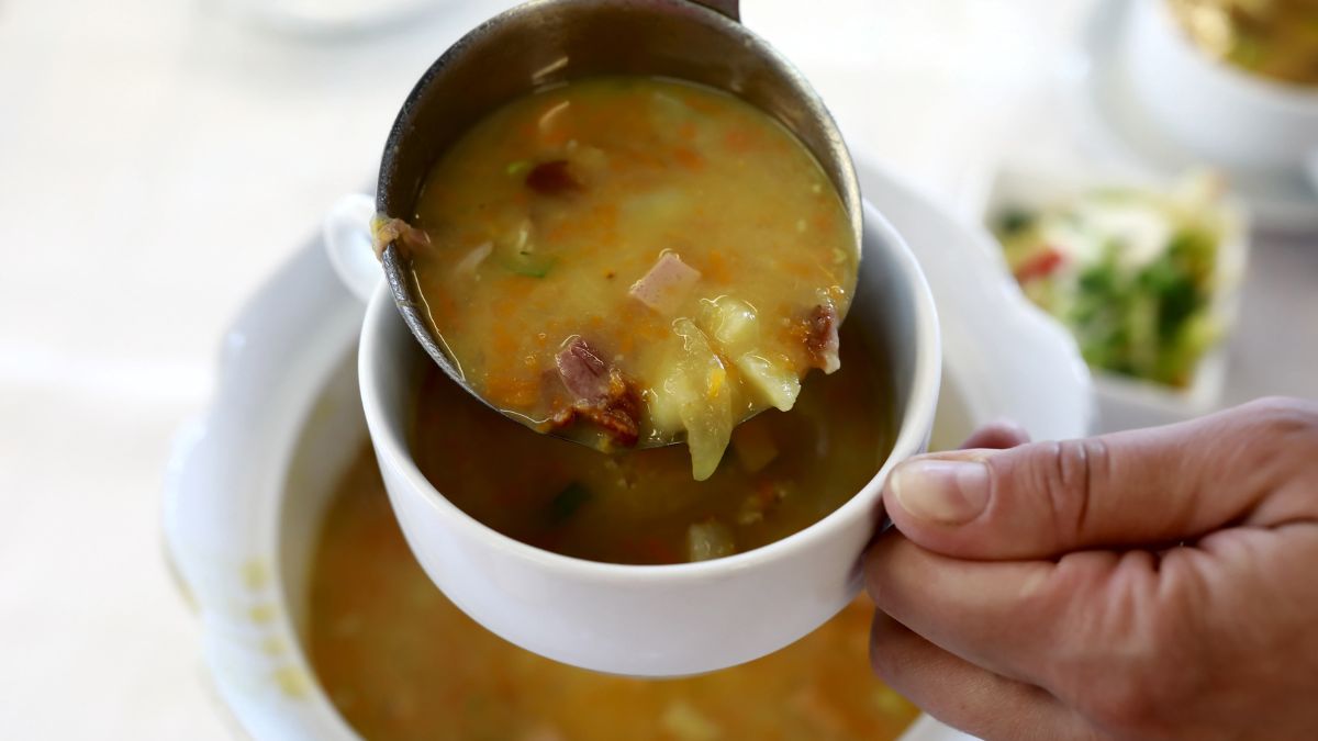 Zalewajka - pyszna zupa, która może robić za drugie danie