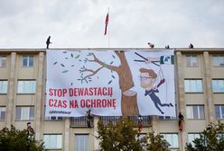 Greenpeace na gmachu resortu środowiska. Aktywiści sprzeciwiają się wycinkom drzew i krytykują ministra środowiska