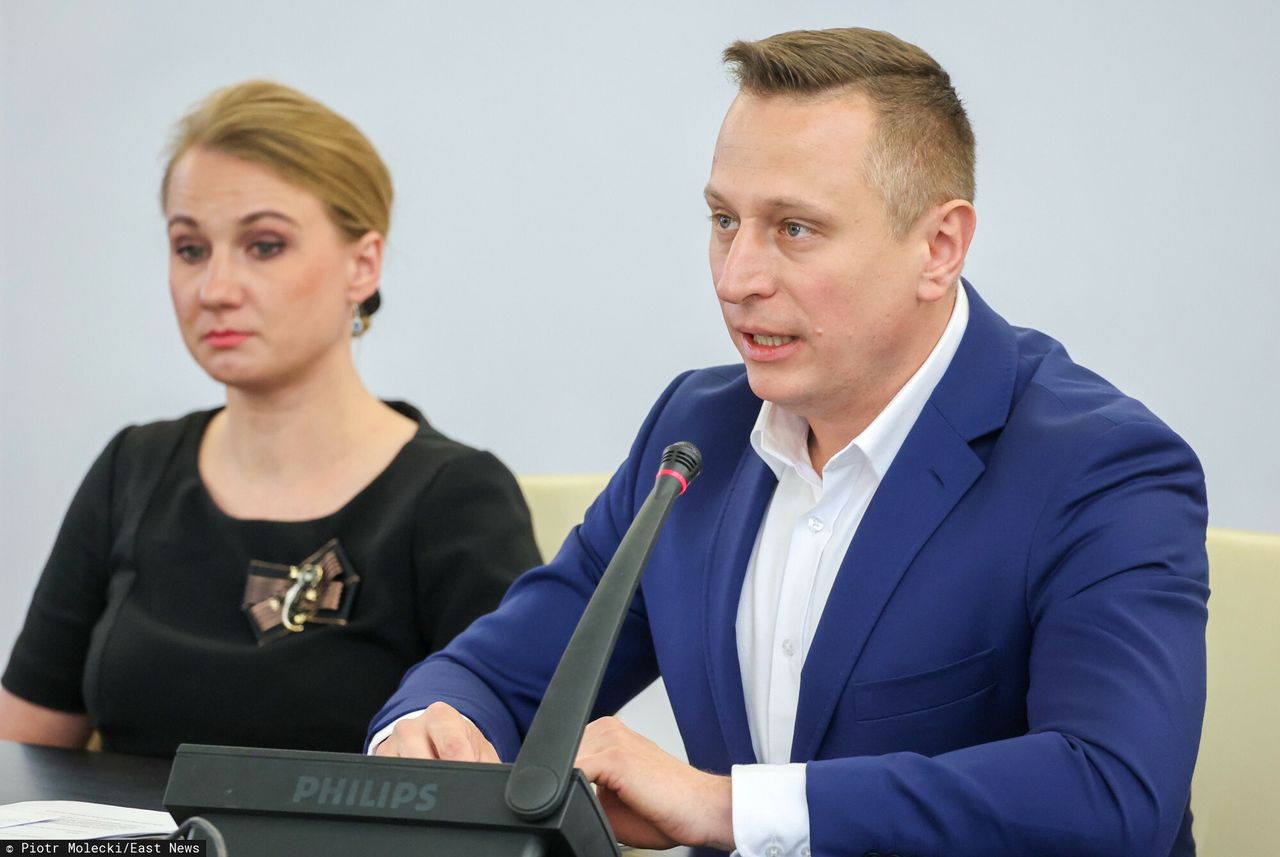 Przepychanki przed Sejmem. Brejza nie żałuje Kamińskiego i Wąsika