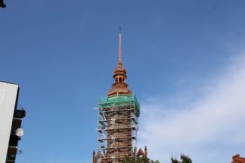 Słupsk: Hełm wrócił na wieżę kościoła św. Jacka. Operacja trwała kilka godzin