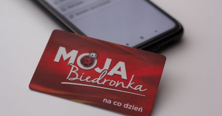 Usłyszała przy kasie, że to koniec karty Biedronki. Sprawdziliśmy to