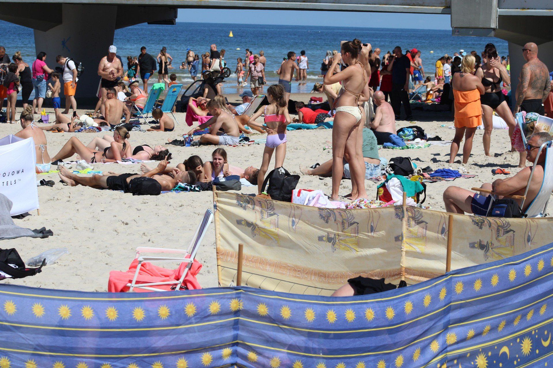 Wakacyjny czwartek na plaży w Kołobrzegu