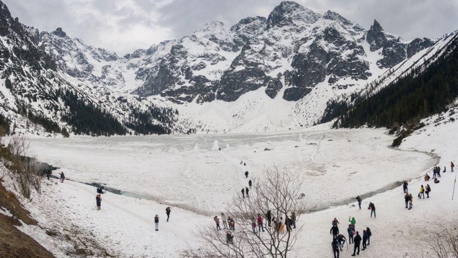 Turyści na Morskim Oku