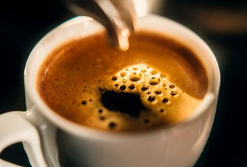 O której godzinie pić kawę? Naukowcy wskazują najlepszy moment w ciągu dnia