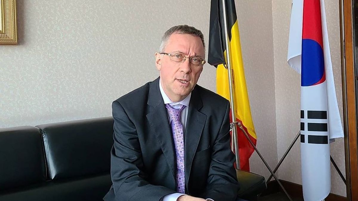 Ambasador Peter Lescouhier został odwołany przez belgijskie MSZ. Jego żona miała pobić zamiatacza ulic