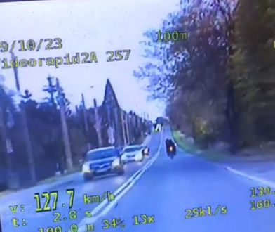 127 km/h w zabudowanym. Bez uprawnień i z pasażerem