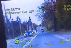 127 km/h w zabudowanym. Bez uprawnień i z pasażerem