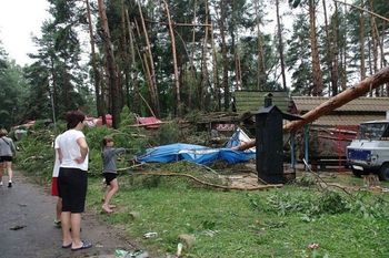 To było prawdziwe piekło. Wichura łamała drzewa jak zapałki. Chyba cudem nikt nie zginął. Te zdjęcia przerażają do dziś!