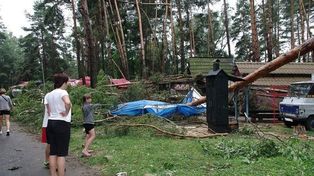To było prawdziwe piekło. Wichura łamała drzewa jak zapałki. Chyba cudem nikt nie zginął. Te zdjęcia przerażają do dziś!