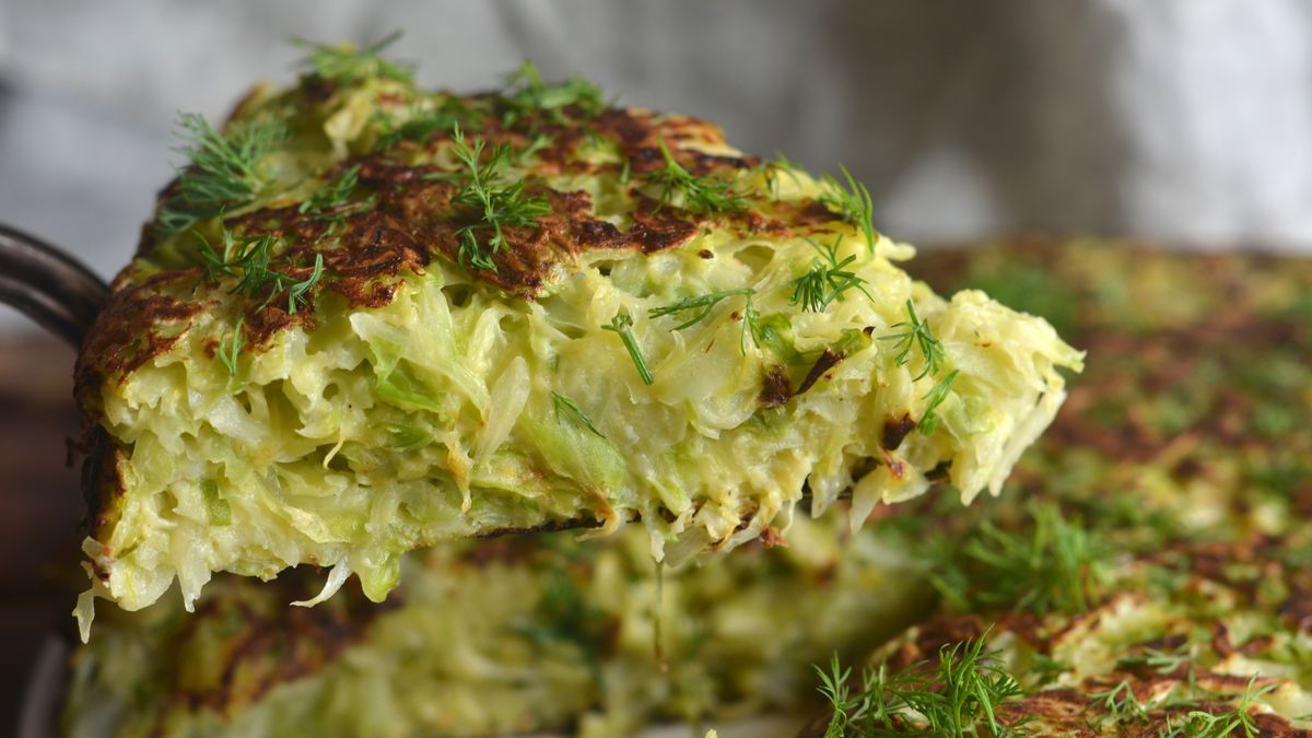Zapiekanka z młodą kapustą sprawdzi się na obiad lub kolację