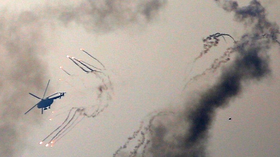 Ukraina - archA Ukrainian helicopter releases chaff and flare countermeasures as it flies in the vicinity of Bakhmut, Donetsk region on January 17, 2023. (Photo by Anatolii Stepanov / AFP)ANATOLII STEPANOV