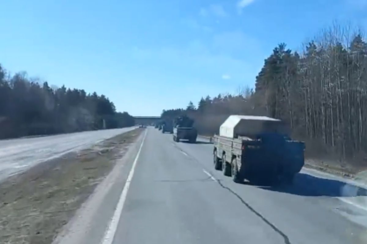 Niepokojące wideo z Brześcia, blisko granicy. Rosjanie wiozą sprzęt