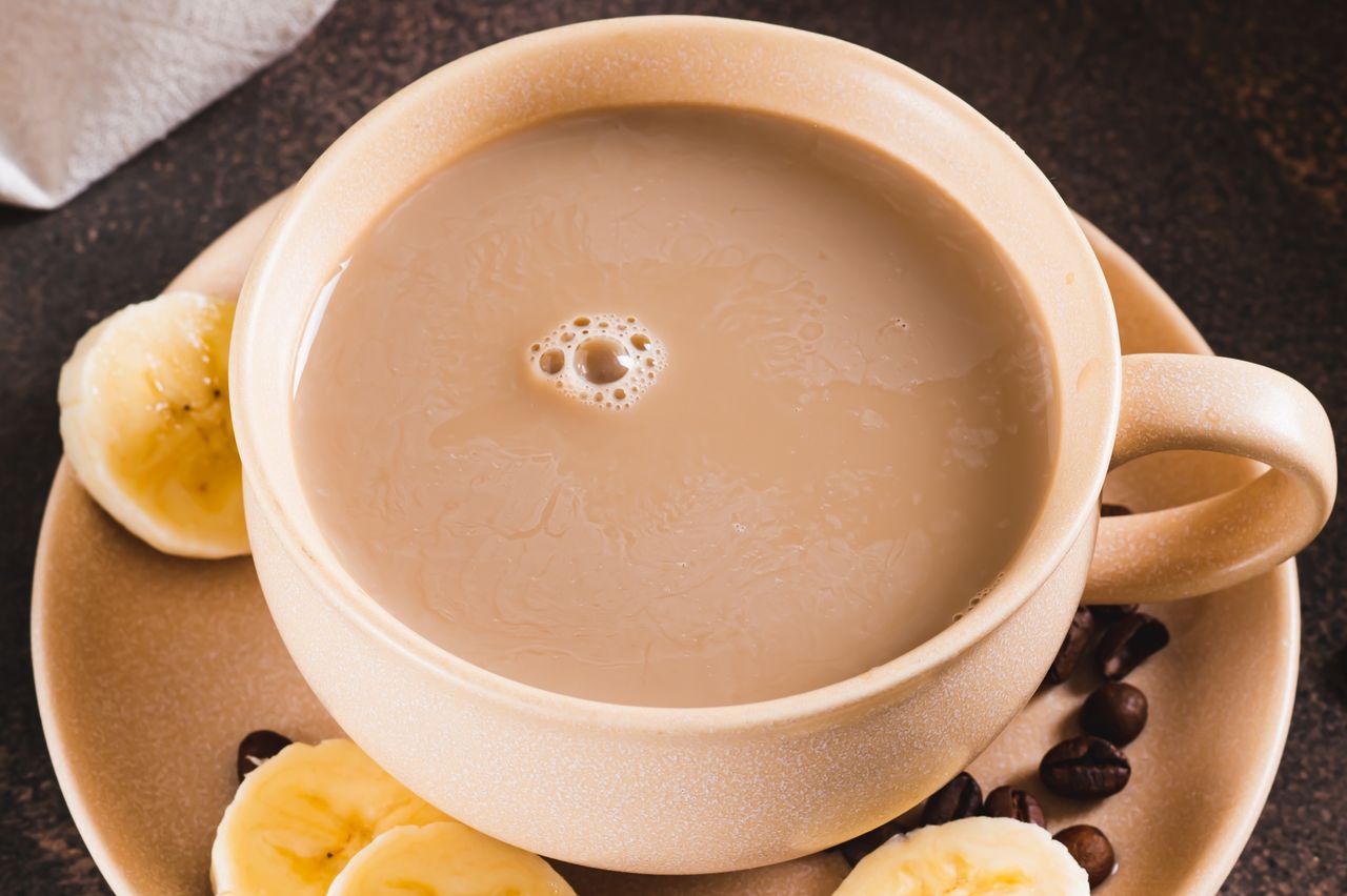 Zmiel i wymieszaj z kawą. Po takim napoju jelita będą pracować jak należy