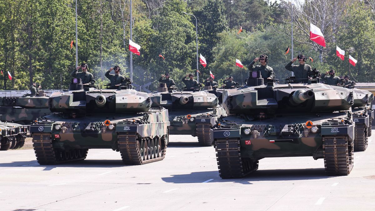 Warszawa, 12.08.2025. Dzień otwarty dla mediów w 1. Warszawskiej Brygadzie Pancernej w Warszawie - Wesołej, 12 bm. podczas zgrupowania wojskowego sprzętu ciężkiego do defilady z okazji Święta Wojska Polskiego. (ad) PAP/Albert Zawada