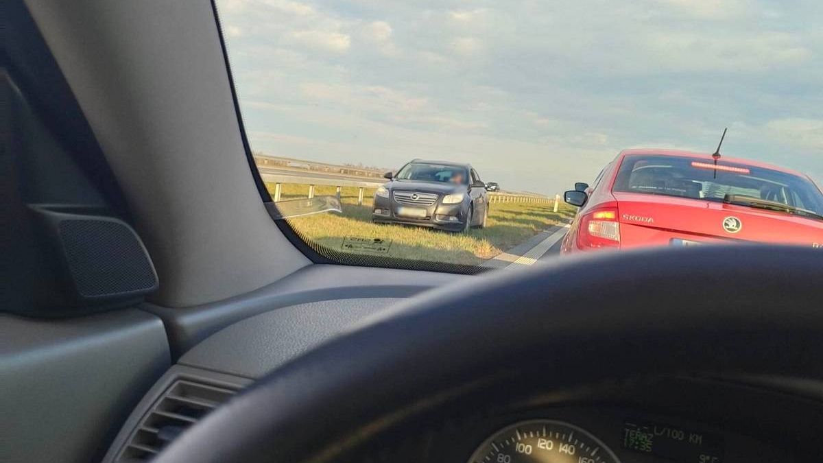 Kierowca Opla nie wytrzymał stania w korku na S17 i ruszył pod prąd