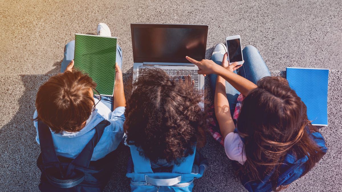 Telefon, laptop czy tablet? Wybór sprzętu zależy od wieku