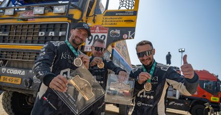 Poznań ma powód do dumy! Wielkopolska załoga KAMENA Rally Team triumfuje na Dakarze – pierwszy polski zespół w historii, który wygrywa kategorię ciężarówek w Dakar Classic