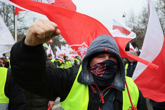 Warszawa, 06.03.2024. Demonstracja rolników przed KPRM w Warszawie, 6 bm. Rolnicy z całej Polski kontynuują protesty. Ich powodem jest m.in. niedawna decyzja Komisji Europejskiej o przedłużeniu bezcłowego handlu z Ukrainą do 2025 roku, a także sprzeciw wobec prowadzonej przez Unię Europejską polityce Zielonego Ładu. (ad) PAP/Paweł Supernak