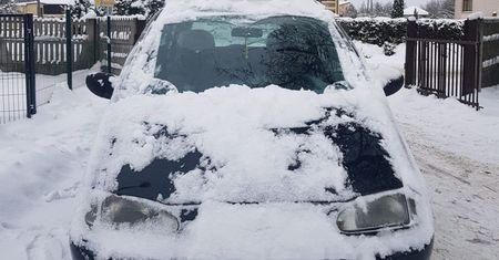Tak jechał ulicą. 19-latek stanie przed sądem za śnieg