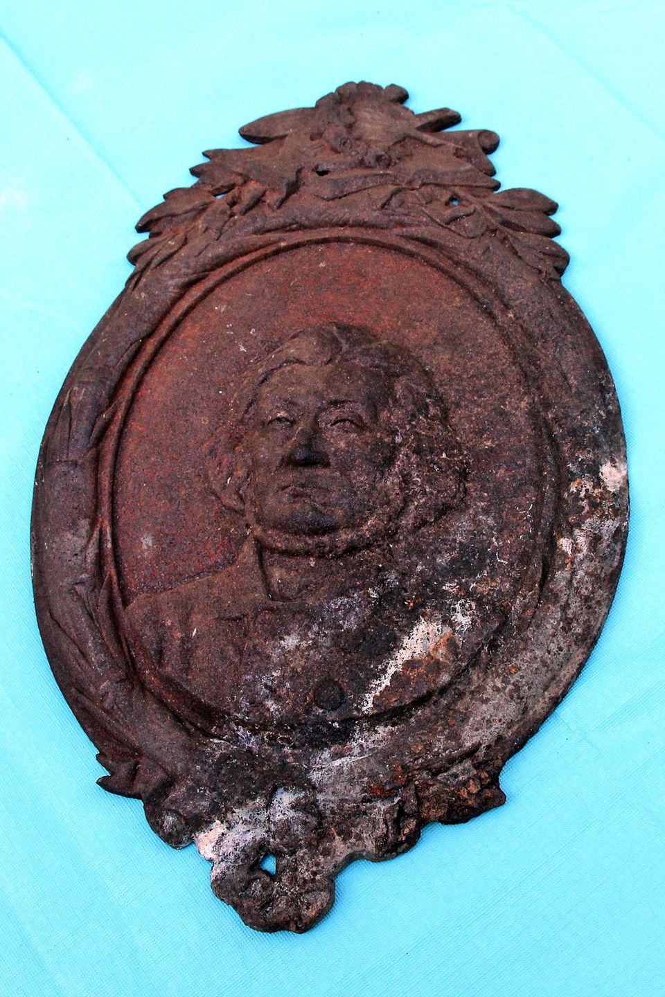 Medalion z wizerunkiem Adama Mickiewicza ma ponad 100 lat