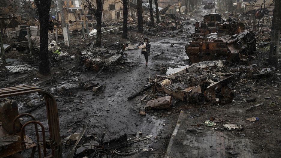 Wojna w Ukrainie - masakra cywil�w w BuczyA woman walks amid destroyed Russian tanks in Bucha, in the outskirts of Kyiv, Ukraine, Sunday, April 3, 2022. (AP Photo/Rodrigo Abd)AP