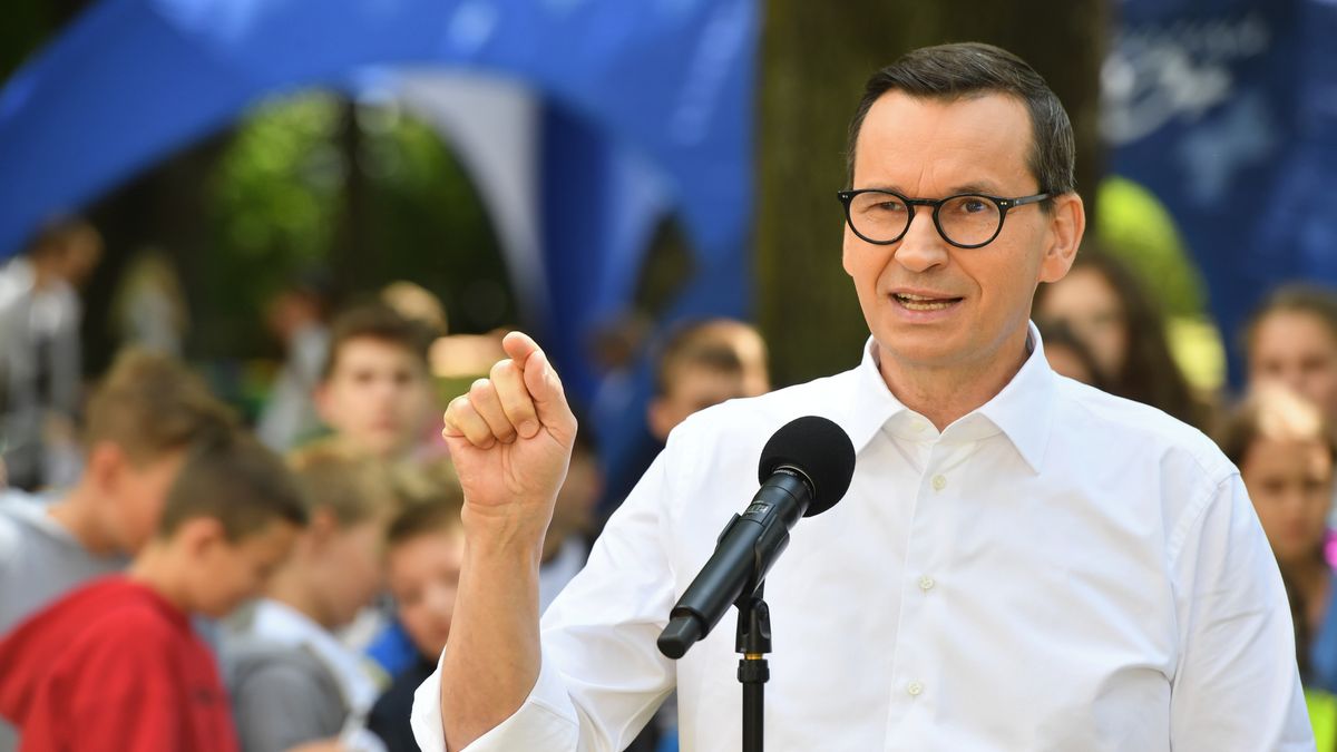 Warszawa, 27.06.2023. Premier Mateusz Morawiecki podczas �Pikniku Rodzina 800+� � wydarzenia dot. przyjęcia projektu ustawy o programie Rodzina 800+, 27 bm. w ogrodach Kancelarii Prezesa Rady Ministrów w Warszawie. Rząd przyjął projekt ustawy podnoszącej świadczenie 500 plus do wysokości 800 zł miesięcznie. Projektowane zmiany mają wejść w życie 1 stycznia 2024 roku. (mr) PAP/Radek Pietruszka