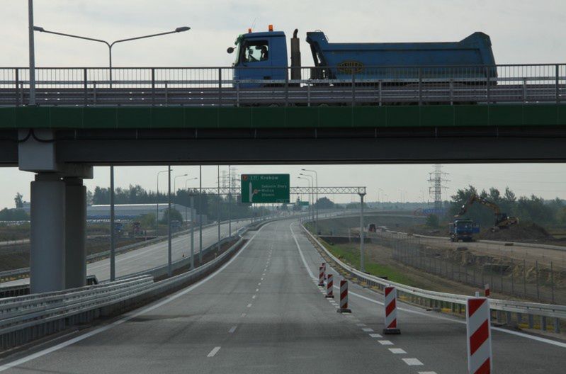 Warszawa. Wypadek na węźle Opacz. Ciężarówka zablokowała przejazd