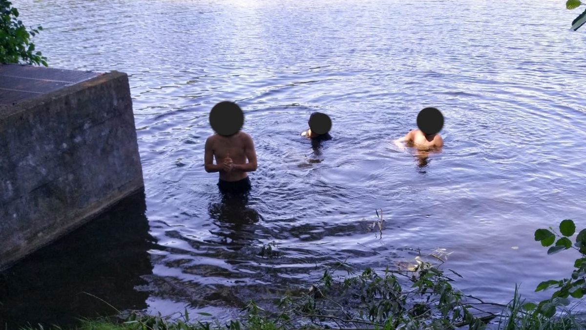 Trzech nastolatków kąpało się w Dzikiej Ochli. Dzień wcześniej zmarł tam mężczyzna  