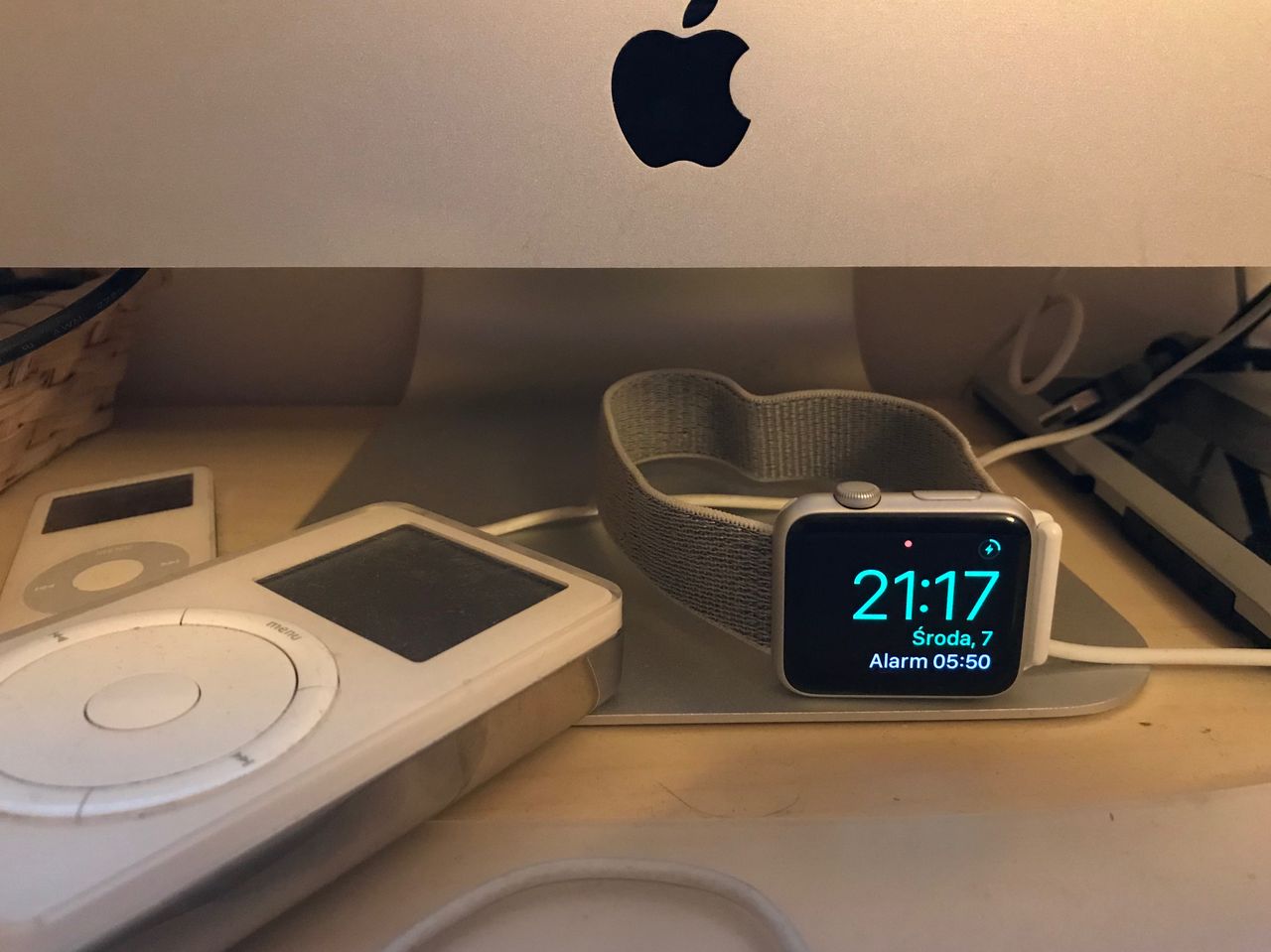 Apple Watch w nocy może się zamienić w bardzo dyskretny i przyjemny budzik, podświetlając godzinę przy delikatnym poruszeniu.