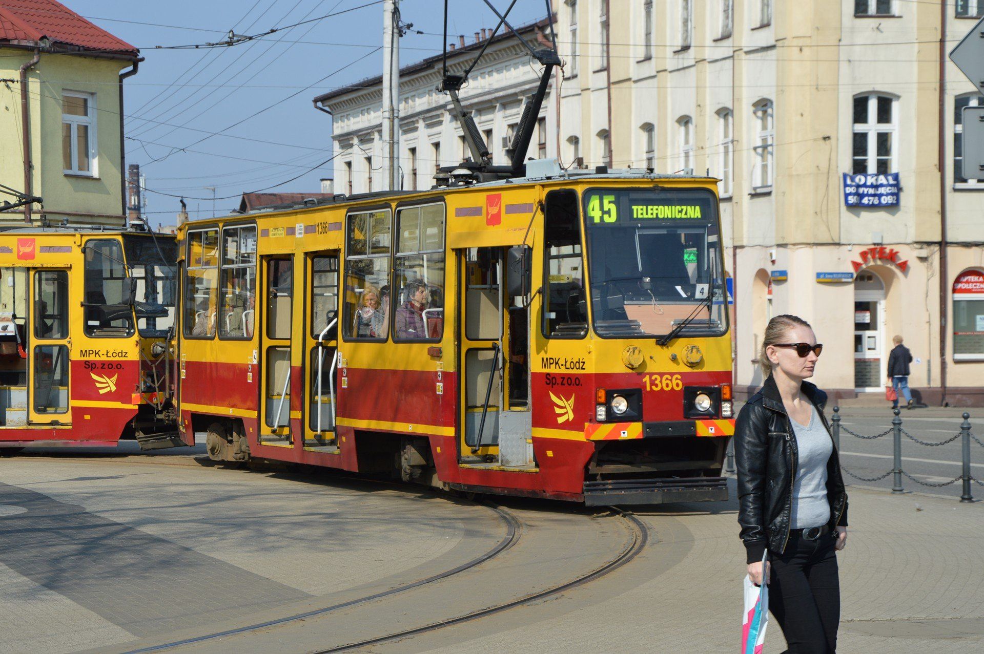 Podróże komunikacją miejską między miastami aglomeracji łódzkiej mogą być stresujące i kosztowne...