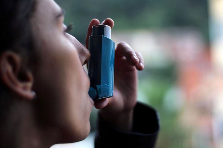 Astma u dorosłych, jest przewlekłą chorobą zapalną dolnych dróg oddechowych, przebiegającą ze skurczem oskrzeli.