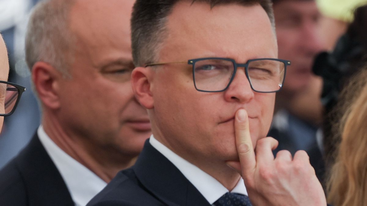 Warszawa, 05.06.2025. Prezydent RP Andrzej Duda (L) oraz marszałek Sejmu Szymon Hołownia (P) podczas uroczystych obchodów Święta Służby Ochrony Państwa na dziedzińcu Belwederu w Warszawie, 5 bm. Program uroczystości obejmuje wręczenie odznaczeń państwowych funkcjonariuszom i pracownikom Służby Ochrony Państwa przez prezydenta RP oraz aktów mianowania na wyższe stopnie służbowe przez szefa MSWiA. (jm) PAP/Paweł Supernak