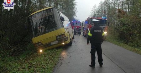 Wandzin: Autobus szkolny wjechał do rowu [foto]