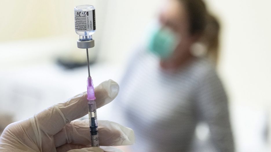 Szczepienia przeciw COVID-19. Szwecja wstrzymała płatności dla Pfizera. Chodzi o szóstą dawkę 