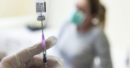 Szczepienia przeciw COVID-19. Szwecja wstrzymała płatności dla Pfizera. Chodzi o szóstą dawkę