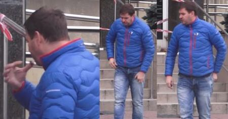 Karolak wyciera brudne palce... o spodnie!