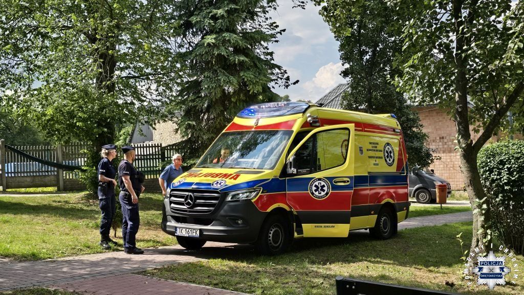 Policjanci z Małogoszcza pomogli 59-latce