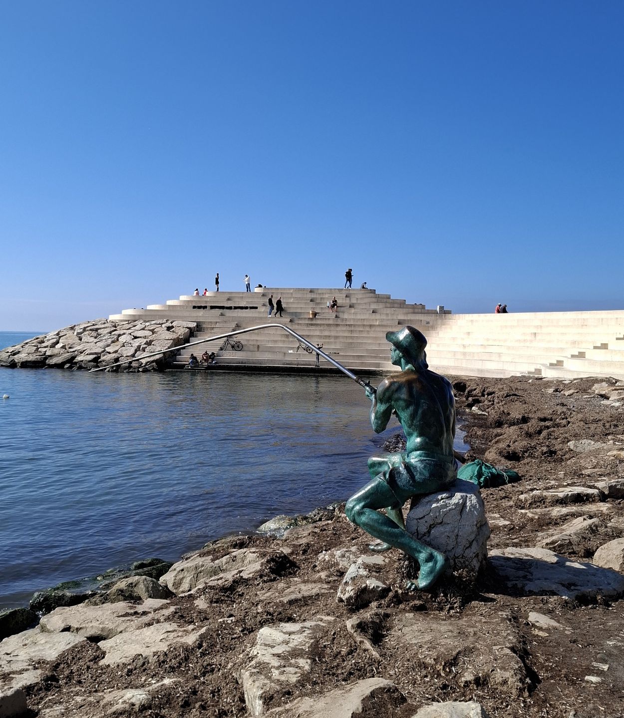 Widok na Sfinski - betonową instalację na deptaku w Durres