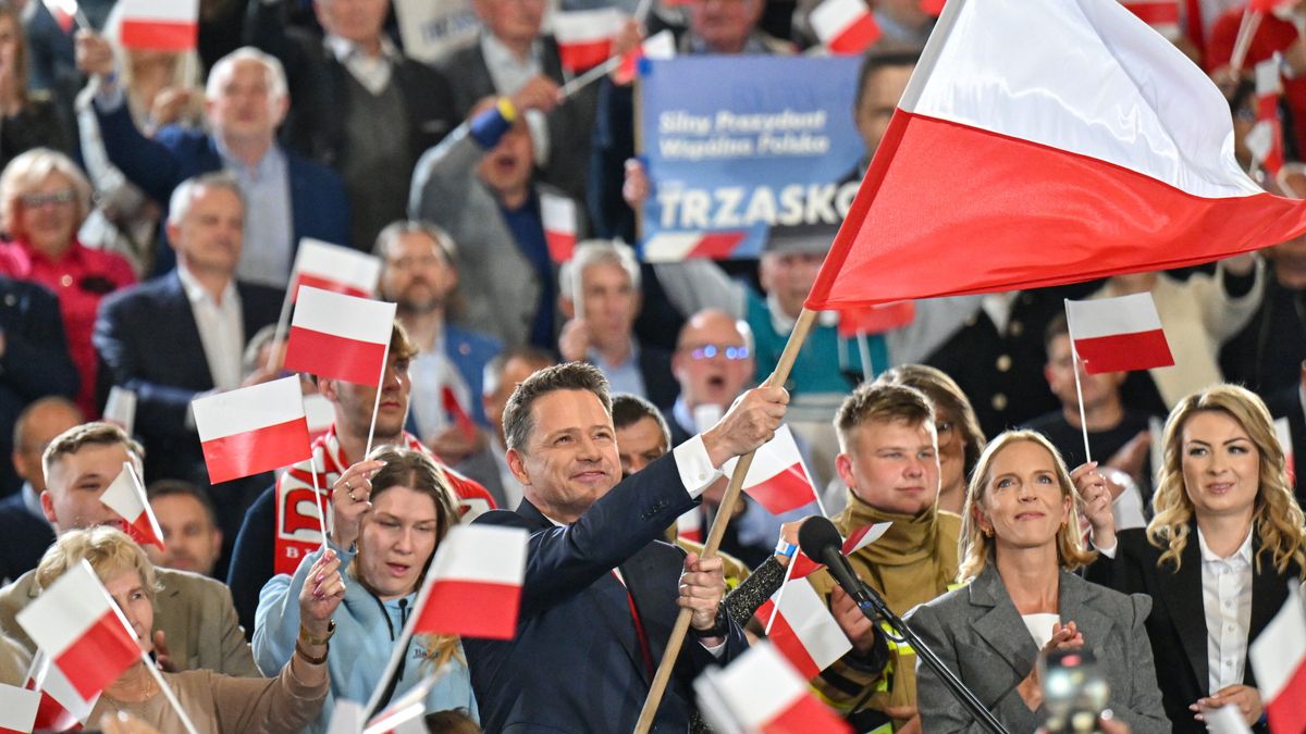 Sandomierz, 18.05.2025. Wybory prezydenta RP - I tura. Kandydat KO w wyborach prezydenckich, prezydent Warszawy Rafał Trzaskowski (C) z żoną Małgorzatą (2P) w sztabie wyborczym w Hali Sportowo-Widowiskowej MOSiR w Sandomierzu, 18 bm. Zakończyło się głosowanie w I turze wyborów prezydenta RP. (mr) PAP/Piotr Polak