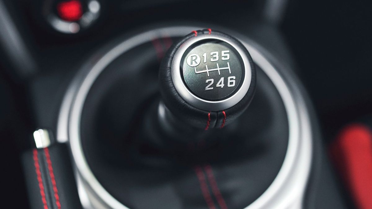 Krótki skok lewarka i zdecydowane działanie sprzęgła. To lubimy w sportowych autach