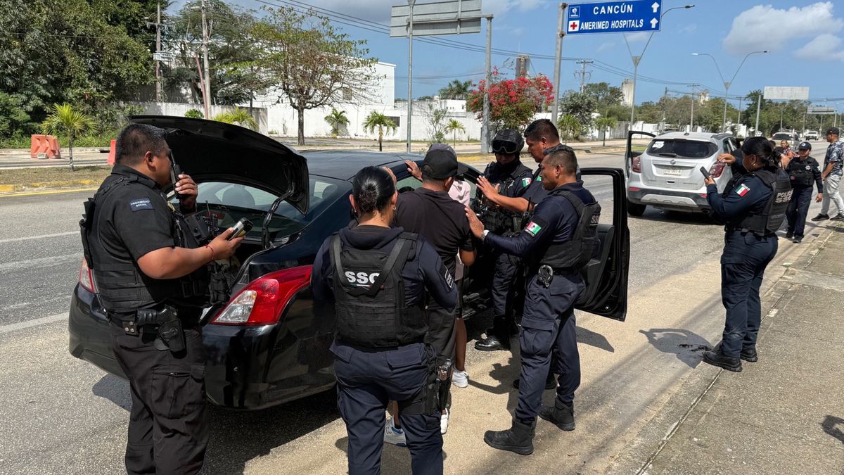  Operacja w Meksyku. Pomogła nowa amerykańska jednostka (Na zdjęciu: meksykańskie służby kontrolują samochody na jednej z dróg w Cancun)