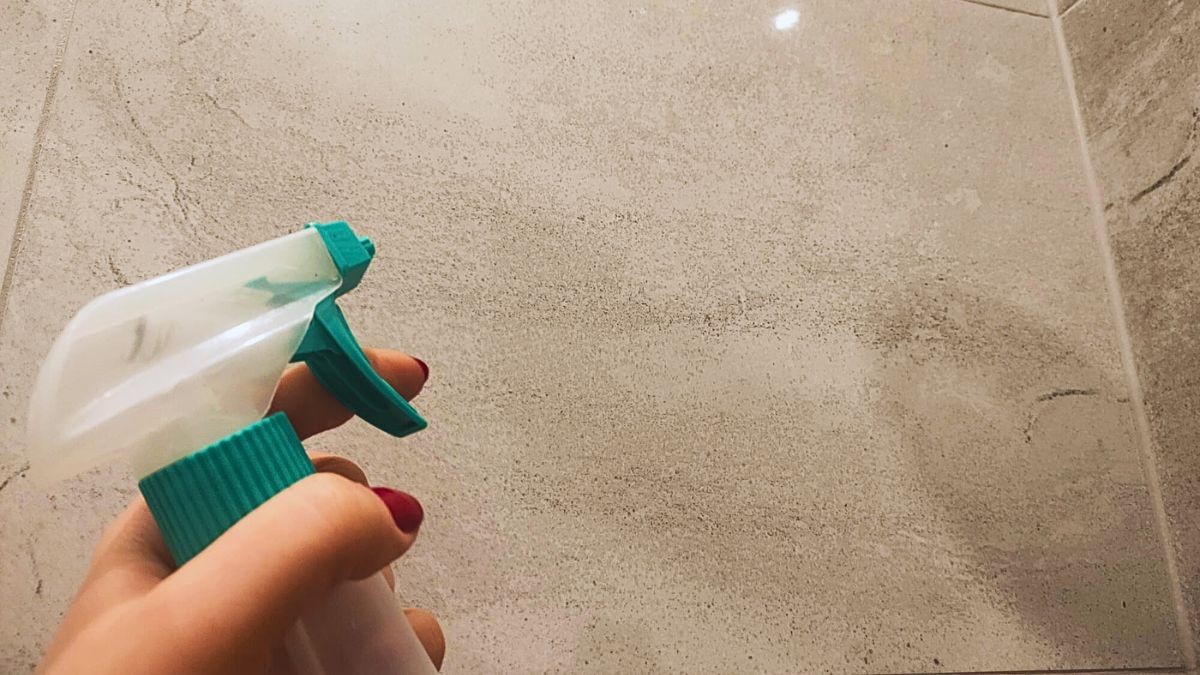 Czym czyścić płytki w łazience?