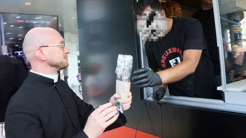 Filip Chajzer ściągnął księdza na otwarcie budki z kebabem